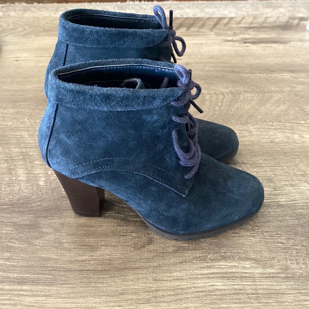 Like New Nine West lace up blue booties size 6